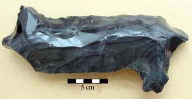 artesanal de herramientas de piedra, y (2) la disponibilidad de la materia prima de obsidiana en el sitio.
