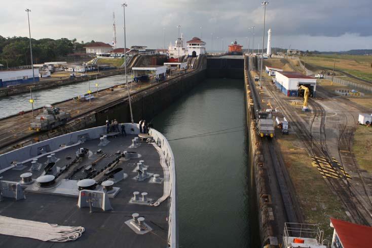 Figura 6 Locomotoras remolcando un buque en una de las esclusas del canal de Panamá Requisitos para el remolque de emergencia En 1994 la OMI acordó las enmiendas al Convenio SOLAS como un nuevo