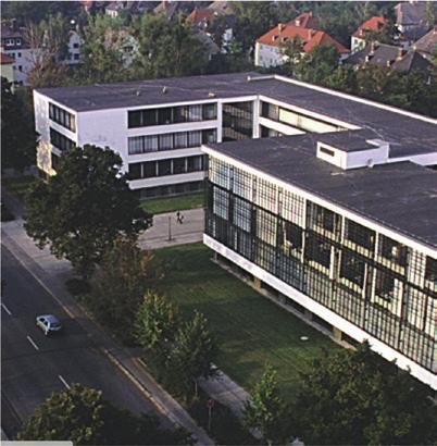 En la divulgación del nuevo pensamiento desempeñará un papel destacado la fundación de la escuela de arte de la Bauhaus por Gropius en Weimar en 1919.