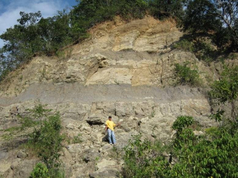 Estructuralmente las rocas de la Formación de San Juan de Rio seco tienen una estratificación aproximada N46 E/35 SE y se presentan tres familias de Diaclasas con la siguiente disposición: N70 W/85