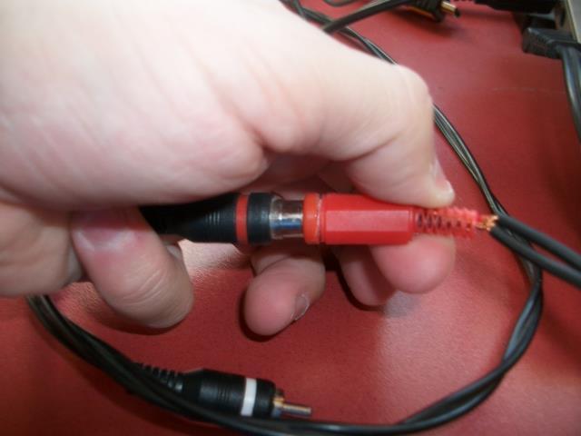 Yo he improvisado un cable hembra para conectarlo a un cable universal de entrada.