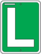 V-13 Conductor novel Una señal rectangular en la que, sobre fondo verde, destaca una letra "L" de color blanco indica que el vehículo es conducido por una persona cuyo permiso de conducción tiene