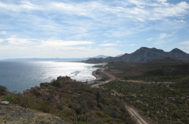 La Unidad Minera está ubicada a 57 Km al norte de la ciudad de La Paz, B.C.S., sobre la bahía.