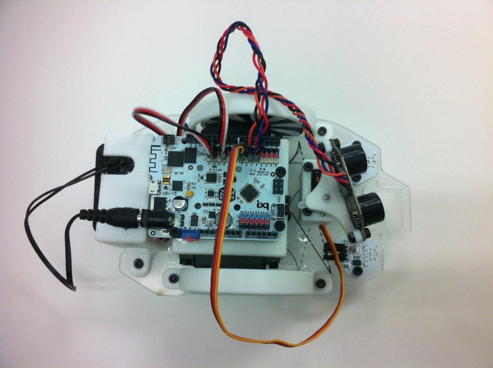 (placa Arduino compatible, servos y ultrasonido) tal como aparece en la figura X.
