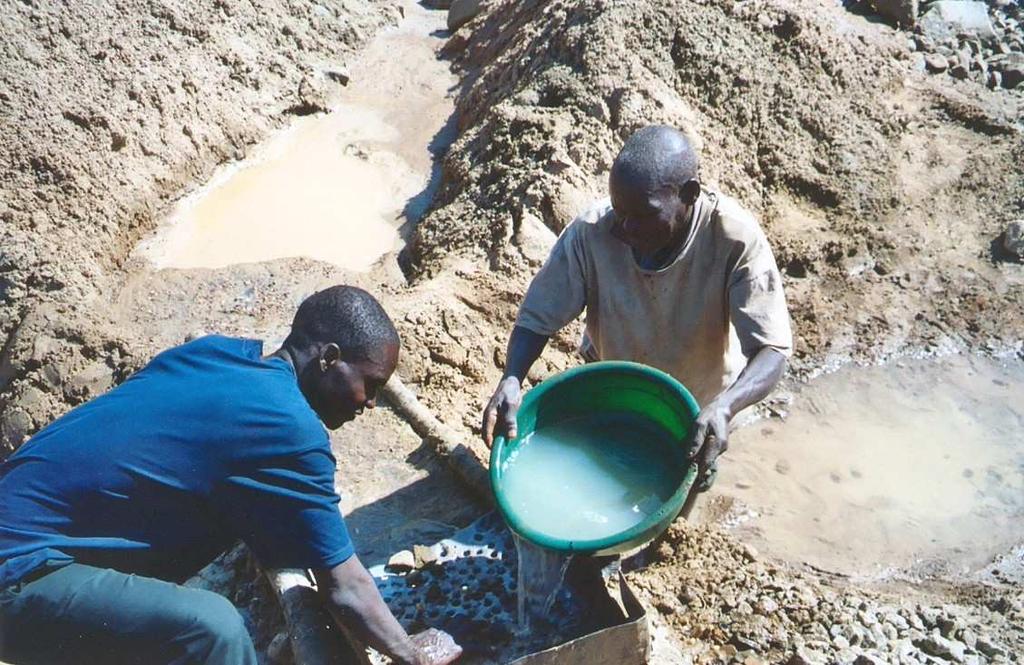 Problemas Ambientales Causados por Minería a Artesanal de Oro Sedimentación del agua Degradación de