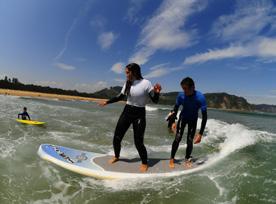 Clases de Surf*: 5 días de surf (lunes a viernes) con 2 sesiones de agua por día. 3 horas de clase por cada sesión (1 h. teoría / 2 h.