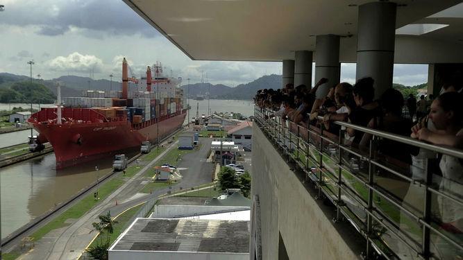CENTRO DE VISITANTES DE MIRAFLORES El Centro de Visitantes de Miraflores de la Autoridad del Canal de Panamá expone la historia, evolución, funcionamiento y proyección futura del Canal de Panamá a la