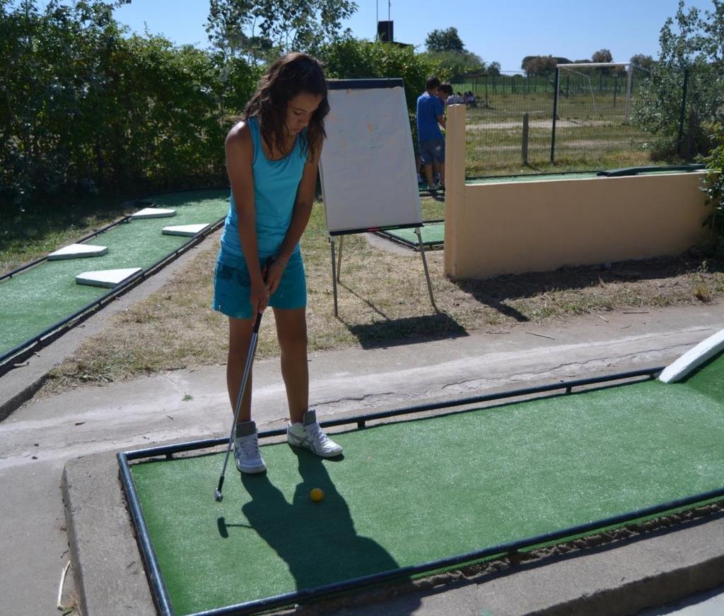Mini golf - Pràctica de diferents cops de golf al camp de pràctiques del