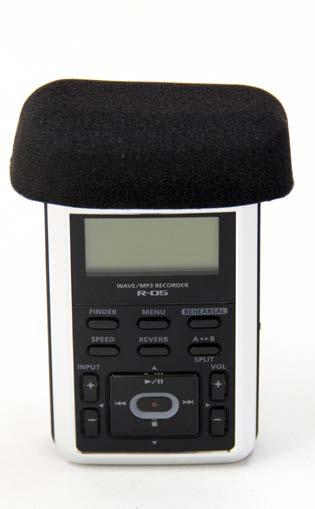 El micrófono en una grabadora de voz requiere los mismo cuidados que un micrófono externo. Por ello, evite golpear o mojar esta parte del equipo.