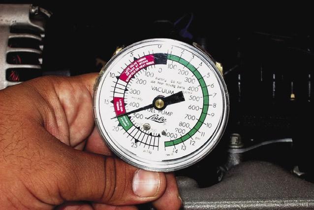 Enciende el motor. Toma la lectura del vacuómetro y verifica que el vacío se encuentre entre 17 y 22 pulgadas de mercurio y la aguja no tenga oscilaciones.