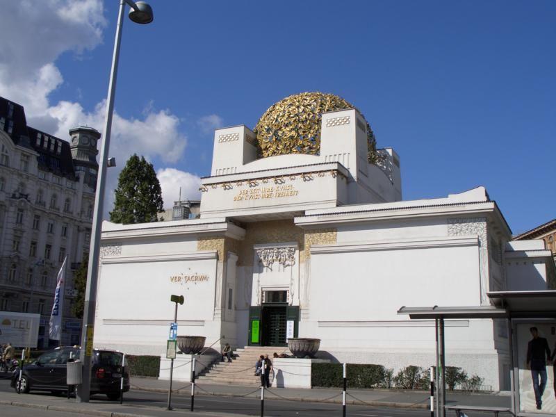 Cerca de la Ópera se encuentra la Secesión con la cúpula dorada, construida el año 1897 en estilo Arte- Nuevo. Se encuentra junto al mercado Naschmarkt.