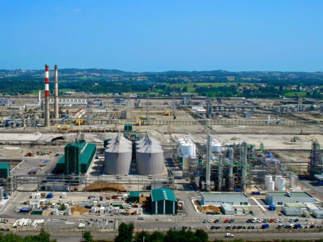 La planta, propiedad de Biocarburantes de Castilla y León, S.A. está ubicada en Babilafuente, Salamanca, y cuenta con una capacidad anual de producción de 200 Ml.