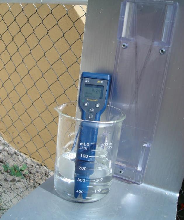 Foto 2.- Medición de ph y temperatura del agua de una tormenta en particular.