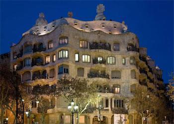 La Pedrera - Casa Mila din Barcelona Indiferent de izvorul de inspiratie ce a stat la baza crearii acestei capodopere, cladirea pare o sculptura plina de contraste intre zonele cu piatra pala si cele