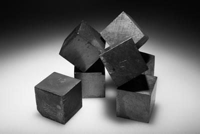 Figura 3: Cubos de hierro de igual tamaño, la densidad del hierro es la misma.