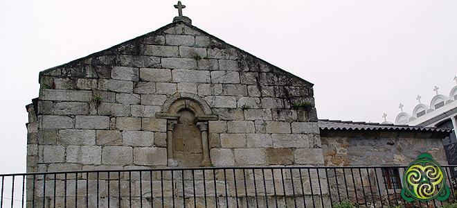 Iglesia de Santa María de Loureda Originariamente pertenecía al románico pero sufrió una transformación mediante la cual se aprecia el estilo neoclásico en la fachada con forma triangular en parte.