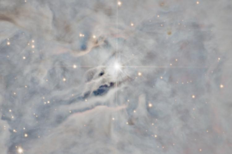 Figura 16 - Una comparación de la imagen antes y después de la transferencia de estructuras de pequeña escala, en un cultivo de tamaño completo, cerca del centro de la nebulosa principal.