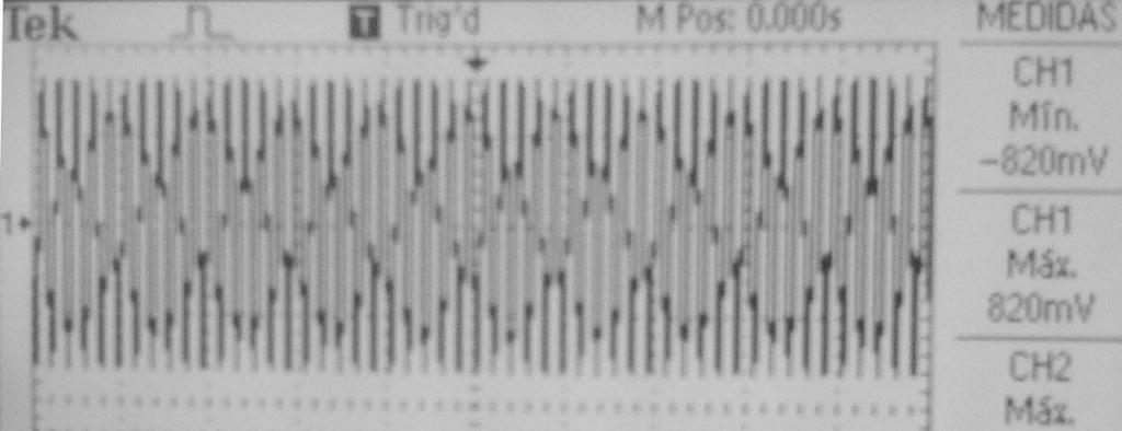 FRECUENCIA 5 10.4 Khz. En esta foto observamos en el canal 1 del osciloscopio la onda de entrada del filtro la cual tiene una frecuencia aproximada de 10.4 Khz. con Vp = 820 mv y en el canal 2 observamos la onda de salida del filtro la cual tiene un Vp = 840 mv en este caso vemos que tenemos una ganancia de tensión de 102.