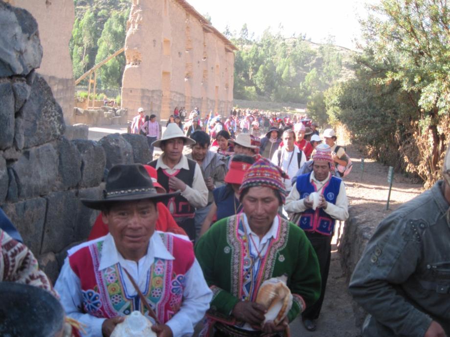 Los campesinos de las diferentes comunidades llegan al Centro Ceremonial de Raqchi y antes de