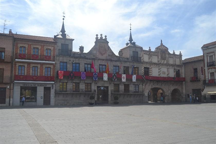 Ayuntamiento, Medina del Campo, Valladolid Justo en esa esquina de la plaza, en el edificio que hace esquina con la fachada con arcos, se erige el Palacio Real de los Reyes Católicos (Palacio Real