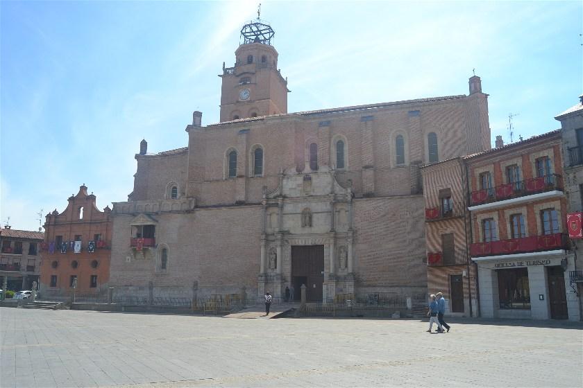 Iglesia de Santiago el Real, Medina del Campo, Valladolid Volvimos otra vez a la Plaza Mayor de la Hispanidad, para ahora sí entrar a la Colegiata de San Antolín, la cual abarca estilos desde