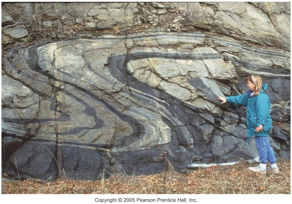 Las transformaciones que sufren las rocas son de dos tipos: Mineralógicas, ya que los minerales que las constituyen dejan de ser estables, reaccionando entre sí y produciendo