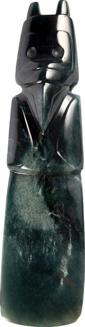 Colgante de jade con forma de hacha, representa un ave.
