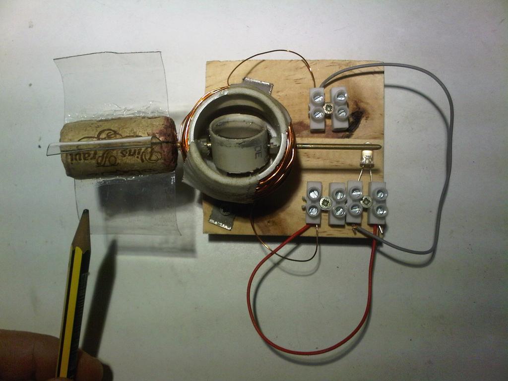 La bobina de l'estator permet el gir lliure de l'eix del rotor. Planta general del generador.