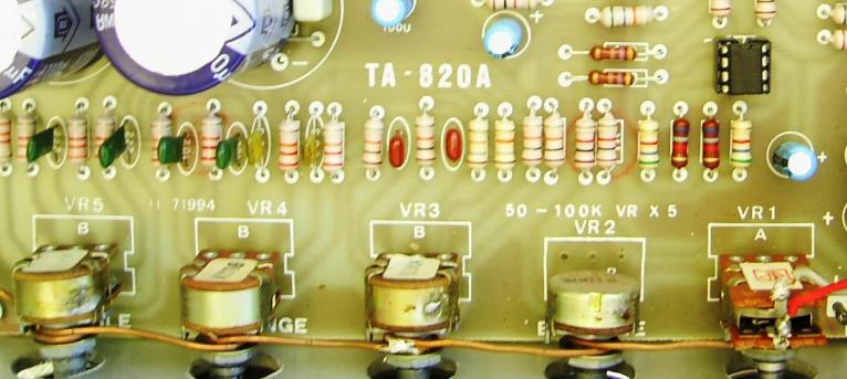 PREAMPLIFICADOR ESTÉREO: El circuito preamplificador es el encargado de controlar los tonos graves, medios y agudos, el balance y volumen (ver plano P-225).