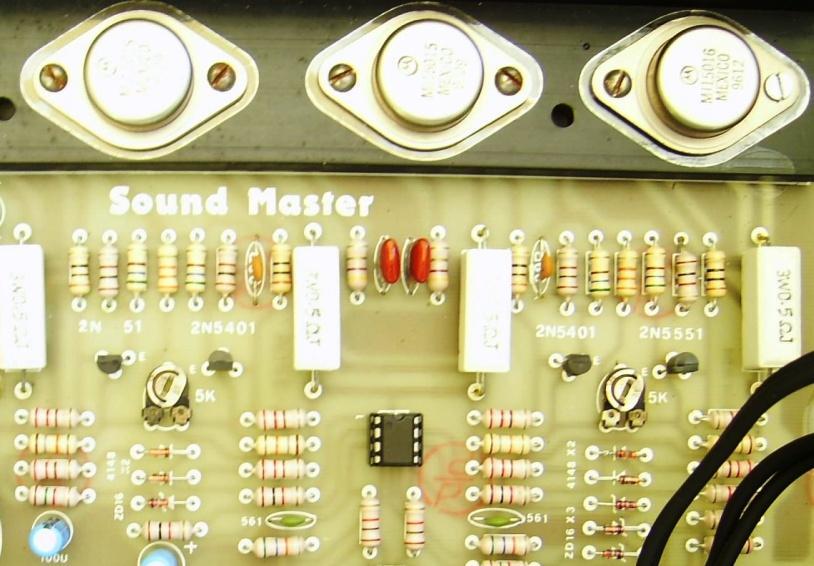 corrector de tonos para obtener a la salida una señal mejorada y compensada dentro de las bandas de frecuencias que comprende de 10Hz a 20KHz.