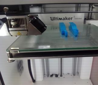 1 Impresora 3D con tecnología FMD para impresión de materiales plásticos (ABS, ABS de alto impacto, PLA, etc.) con un volumen máximo de 1000 x 600 x 600 mm3.