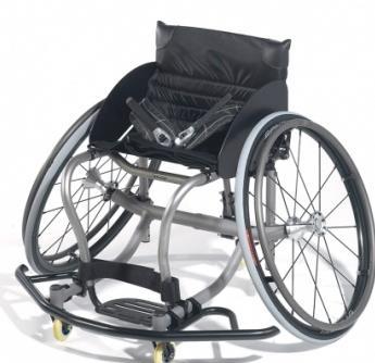 68 ESTABLECIMIEN TOS DEPORTIVOS Y R ECREATIVOS ART. 4.8.2 Foto 85 y 86: Las sillas deportivas tienen un acho mayor que una silla de ruedas estándar.