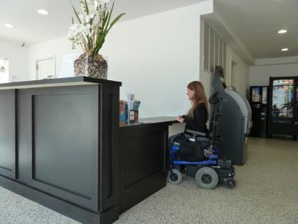 Foto 90 (centro) Recepción en Hotel con mueble con tramo accesible.