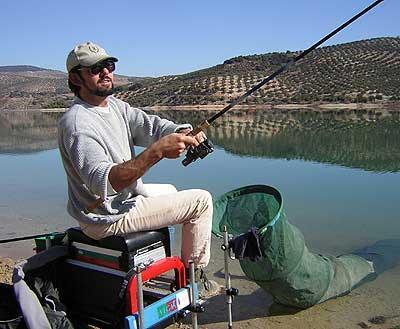 MODALIDADES DE PESCA: La pesca con caña de lanzado.- Esta caña permite practicar un tipo de pesca muy deportivo que casi siempre se efectúa con cebos artificiales.
