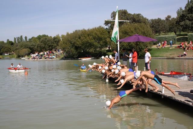 NATACIÓN Magnífico ambiente de deporte y solidaridad en el lago del club Las Encinas de Boadilla con el Trofeo Goyo Ginés 16 de septiembre de 2013.
