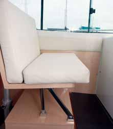 La versatilidad de la dinette permite orientar el sofá de proa en el sentido de la marcha para acomodar al copiloto y a un tercer acompañante.