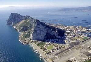 Enclavado en el Estrecho de Gibraltar, su litoral con más de 50 kilómetros de playas; sus parques naturales; los vestigios del pasado aún presentes, con sus máximos exponentes en los yacimientos