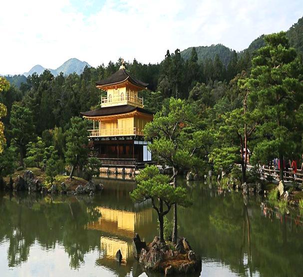 la Unesco en 1994. Y por ultimo visita del Santuario Shintoista de Heian, rinde homenaje a la creación de la ciudad. Almuerzo incluido en un restaurante local.
