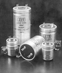 Abajo a la izquierda vemos un esquema de este tipo de condensadores y a la derecha vemos unos ejemplos de condensadores electrolíticos de cierto tamaño, de los que se suelen emplear en aplicaciones
