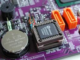 La CMOS (Complementary Metal Oxide Semiconductor) es un tipo de memoria utilizada para almacenar los datos de la configuración de la BIOS y del hardware del equipo.