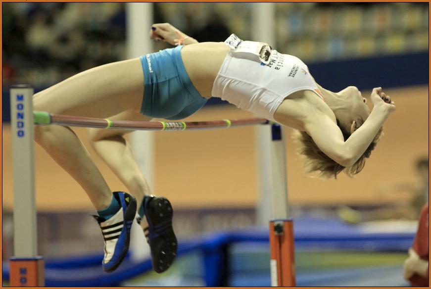 Tema 7 ATLETISMO: saltos y lanzamientos 2. Los saltos en el atletismo. Las modalidades de salto en los campeonatos de atletismo se pueden agrupar en dos conjuntos.