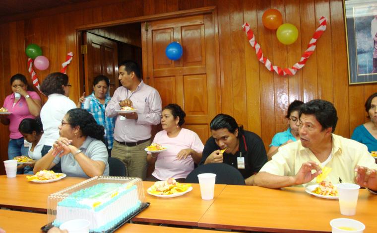El personal de la Dirección General de Crédito Público disfrutó las comidas, bebidas y pastel ofrecido por las compañeras. Quienes con entusiasmo celebraron la ocasión.