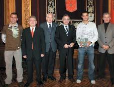 Miguel Sanz Sesma, se celebró en el Salón del Trono del Palacio de Navarra y al mismo acudieron, en representación del equipo rojillo, el vicepresidente de la entidad, D.