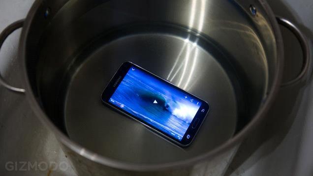 En esta imagen se ve reflejado como el nuevo producto de Samsung puede ser usado bajo el agua, es el