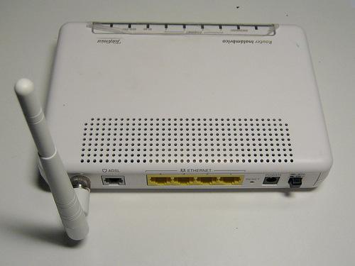 18. Router Dispositivo encargado de enrutar información entre varias redes. Router ADSL Conecta nuestra red a nuestro proveedor de Internet. Algunos incorporan un HUB de varias tomas. 19.