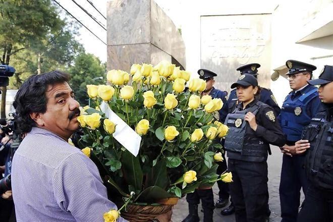 Lamenta México deceso de Gabo Simpatizantes de Gabriel García Márquez llevan flores amarillas a la funeraria donde será velado el escritor colombiano.