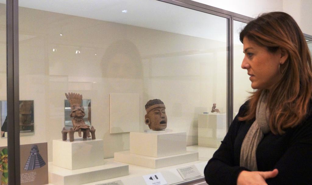 Victoria Sabino junto a unas de las piezas del museo. Cuál es la función principal del museo?
