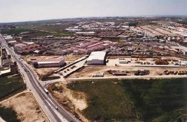 Instalaciones GRUPO TZ90 se encuentra situado en el Polígono Industrial Well's, en el margen derecho de la vía de servicio de la carretera de Fuenlabrada a Humanes de Madrid, en el Km.