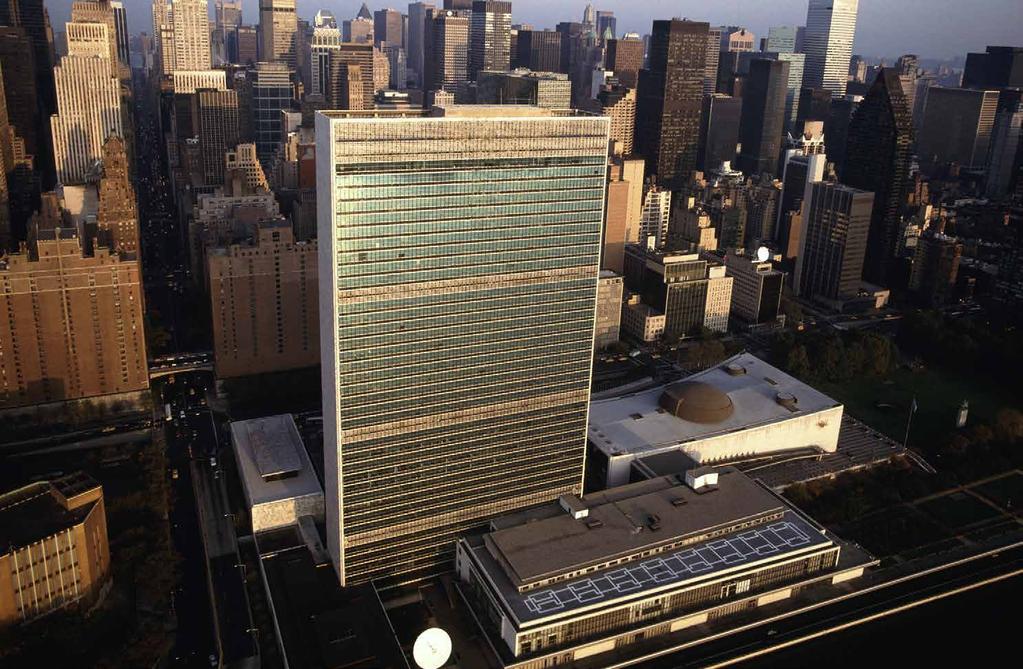 Sede de las Naciones Unidas La sede de las Naciones Unidas es un aclamado complejo de estilo arquitectónico modernista que se alza en la costa este de Manhattan, a orillas del río Este de la ciudad