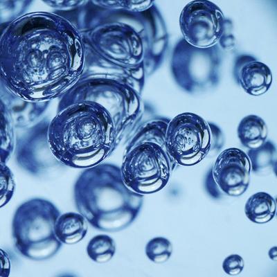 El agua actúa: Solvente inerte Medio dispersante para soluciones coloidales. Reactivo nucleofílico en reacciones biológicas.